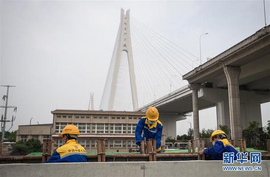  4月30日，來自中鐵七局的建設者在武漢武九北綜合管廊工程施工現場作業。新華社記者 肖藝九 攝